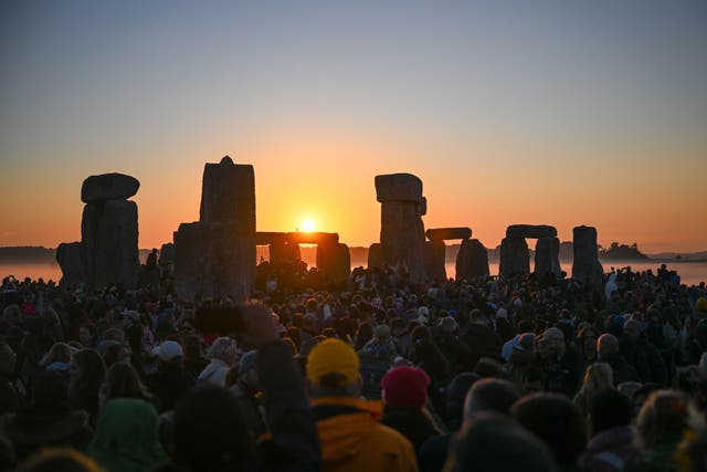 <p>Visitantes observan el amanecer en Stonehenge, el 21 de junio de 2024 en Wiltshire, Inglaterra</p>