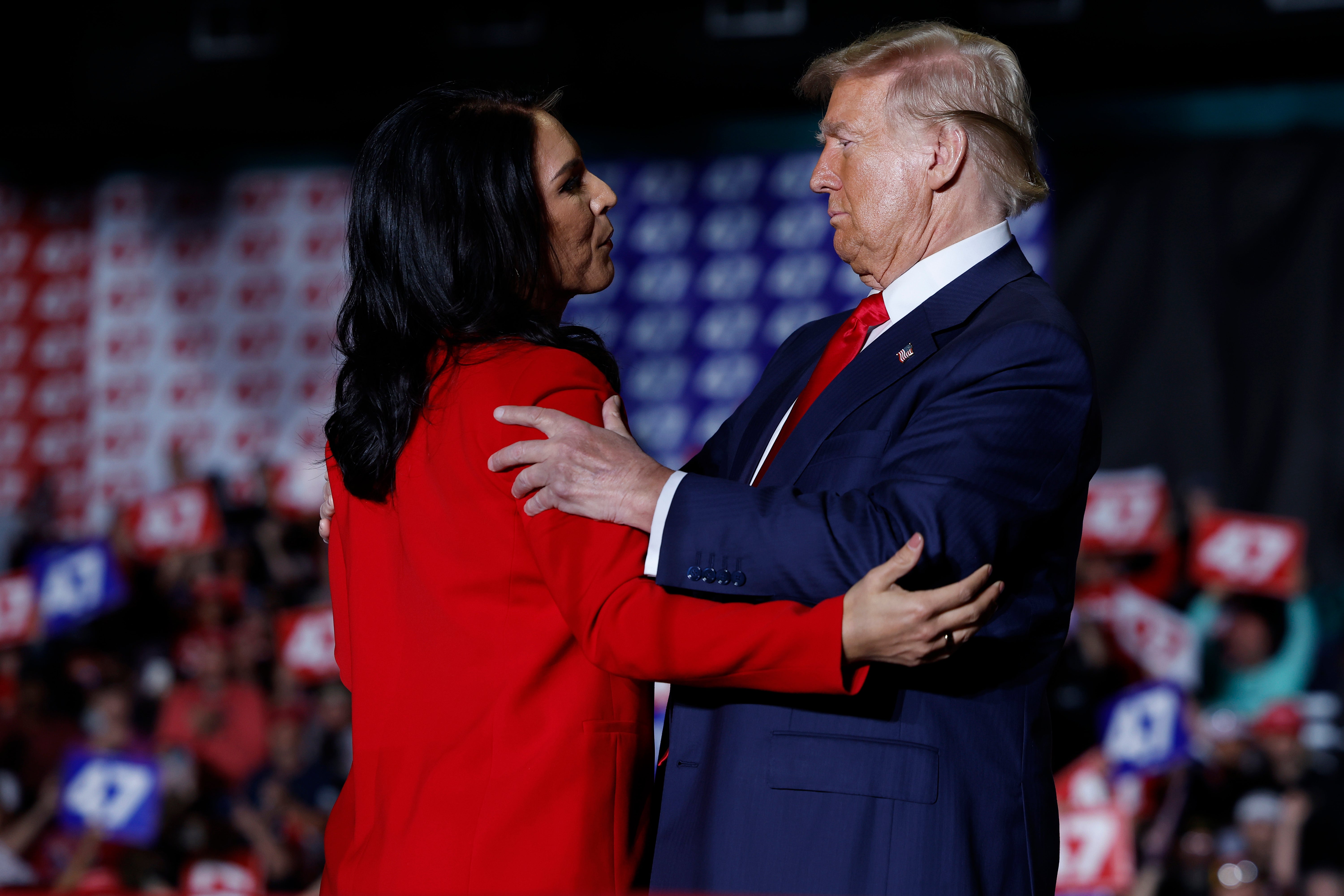 Trump y Gabbard se abrazan en un mitin presidencial en Greensboro, Carolina del Norte, en octubre