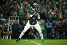 Fuente AP: Hurts es multado por usar zapatos deportivos diferentes en juego entre Eagles y Steelers