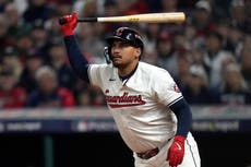 D-backs adquieren a primera base Josh Naylor de Guardianes, quienes incorporan a Carlos Santana