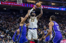 LeBron anota 32 y Lakers completan barrida en serie de 2 duelos ante Kings, con triunfo 103-99