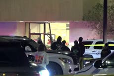 Policía abate a conductor que irrumpe en centro comercial de Texas y hiere a 5 personas