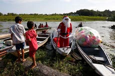 Santa Claus desafía el calor de la Amazonía para llevar regalos a niños en una aldea brasileña