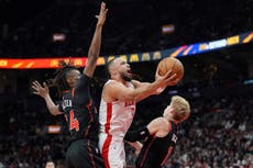 Brooks anota 27 puntos y los Rockets vencen 114-110 a los Raptors