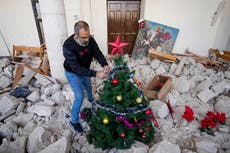 En las ruinas de una iglesia bombardeada en Líbano, hay un pequeño árbol de Navidad