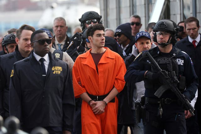 <p>Los fiscales federales anunciaron formalmente que van a solicitar la pena de muerte para Luigi Mangione, el joven de 26 años acusado de asesinar al director ejecutivo de UnitedHealthcare, Brian Thompson</p>