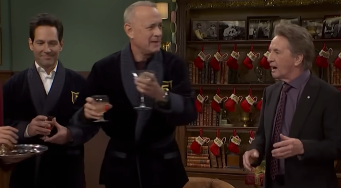 Tom Hanks muestra un ligero temblor mientras entrega una copa a Martin Short durante su participación en ‘SNL’