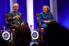 Hospitalizan con fiebre a Bill Clinton, pero está de buen ánimo, dice su portavoz