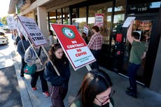 Huelga de Starbucks se expande y cierra casi 60 de sus tiendas en EEUU