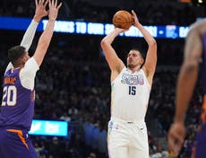 Jokic anota 32 puntos y Nuggets aplastan 117-90 a Suns