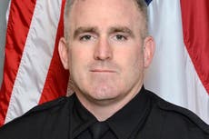 Hombre acusado de matar a tiros a policía en supermercado en Carolina del Norte