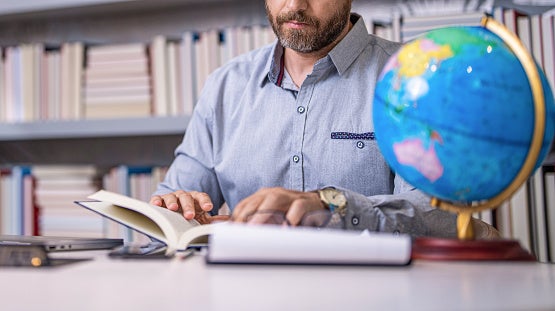 Los geógrafos se dedican a estudiar la Tierra y la distribución de los territorios, así como sus características y sus habitantes