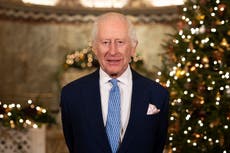 El rey Carlos III dedica mensaje navideño al personal médico que lo ayudó