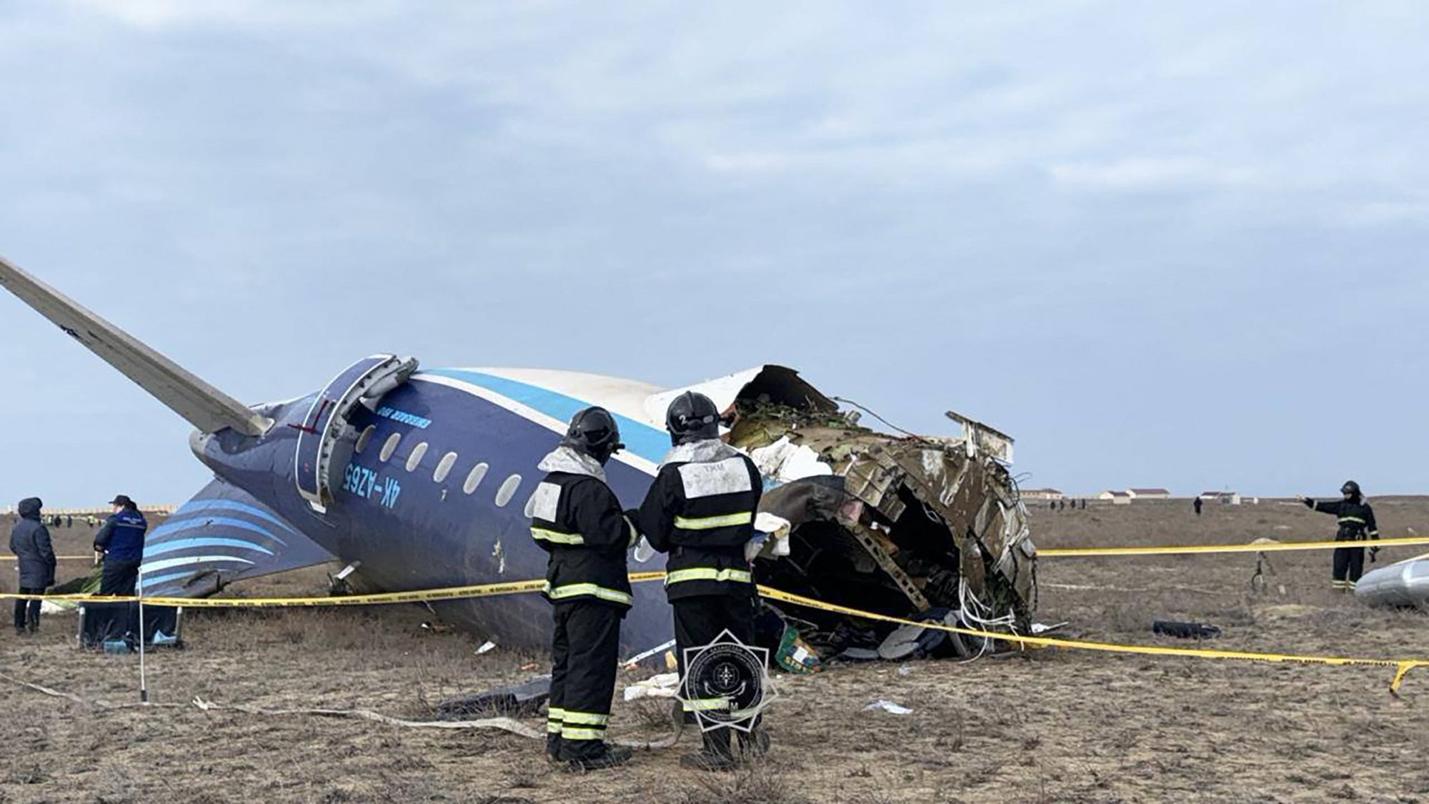 Personal de emergencia en el lugar del accidente en Kazajstán