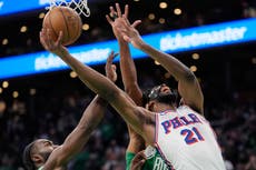 Embiid se repone de caída antes del partido y lleva a 76ers a victoria 118-114 sobre Celtics