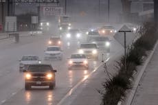 Fuertes tormentas azotan Texas y retrasan los viajes vacacionales