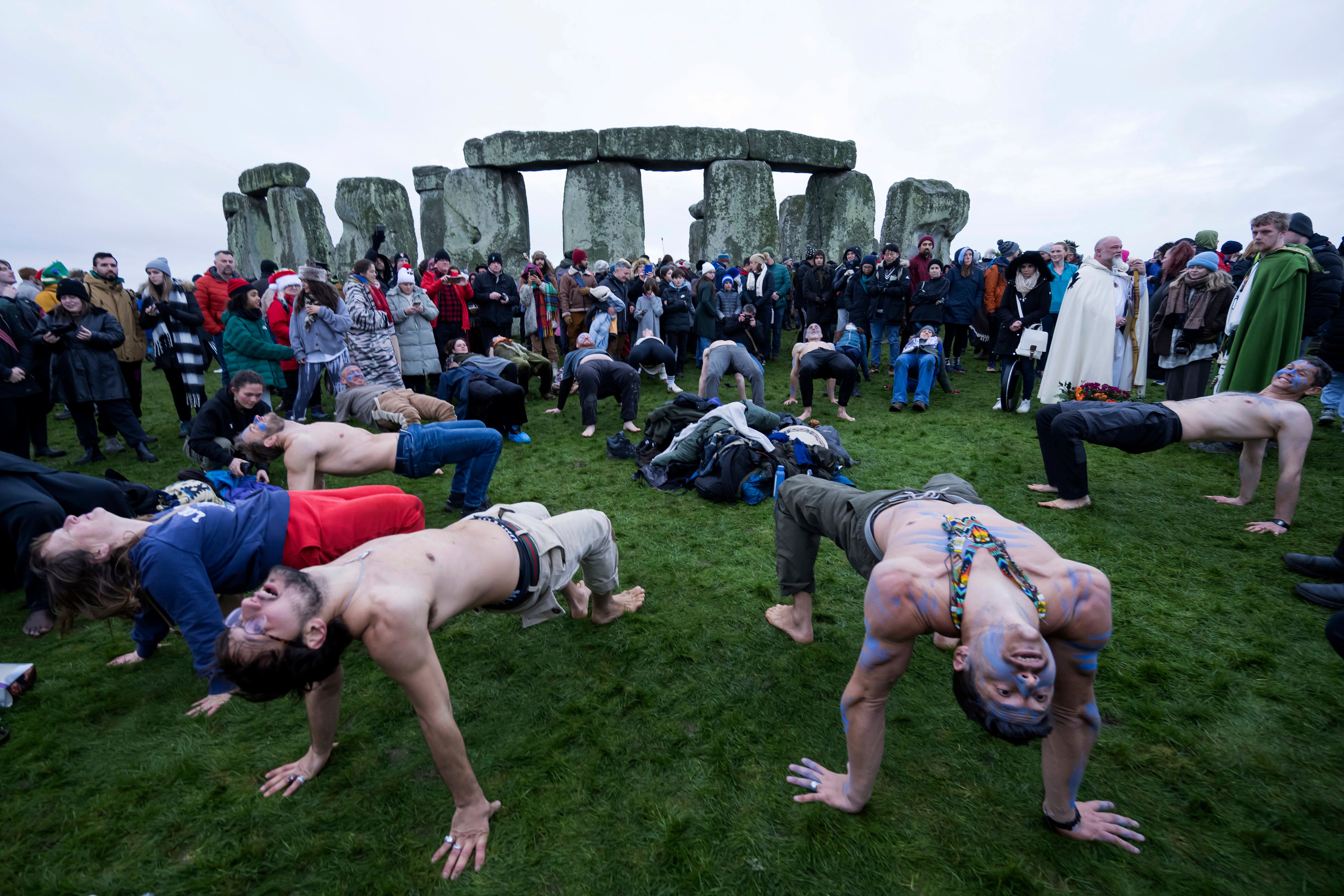 Personas celebran el solsticio de invierno en el icónico Stonehenge