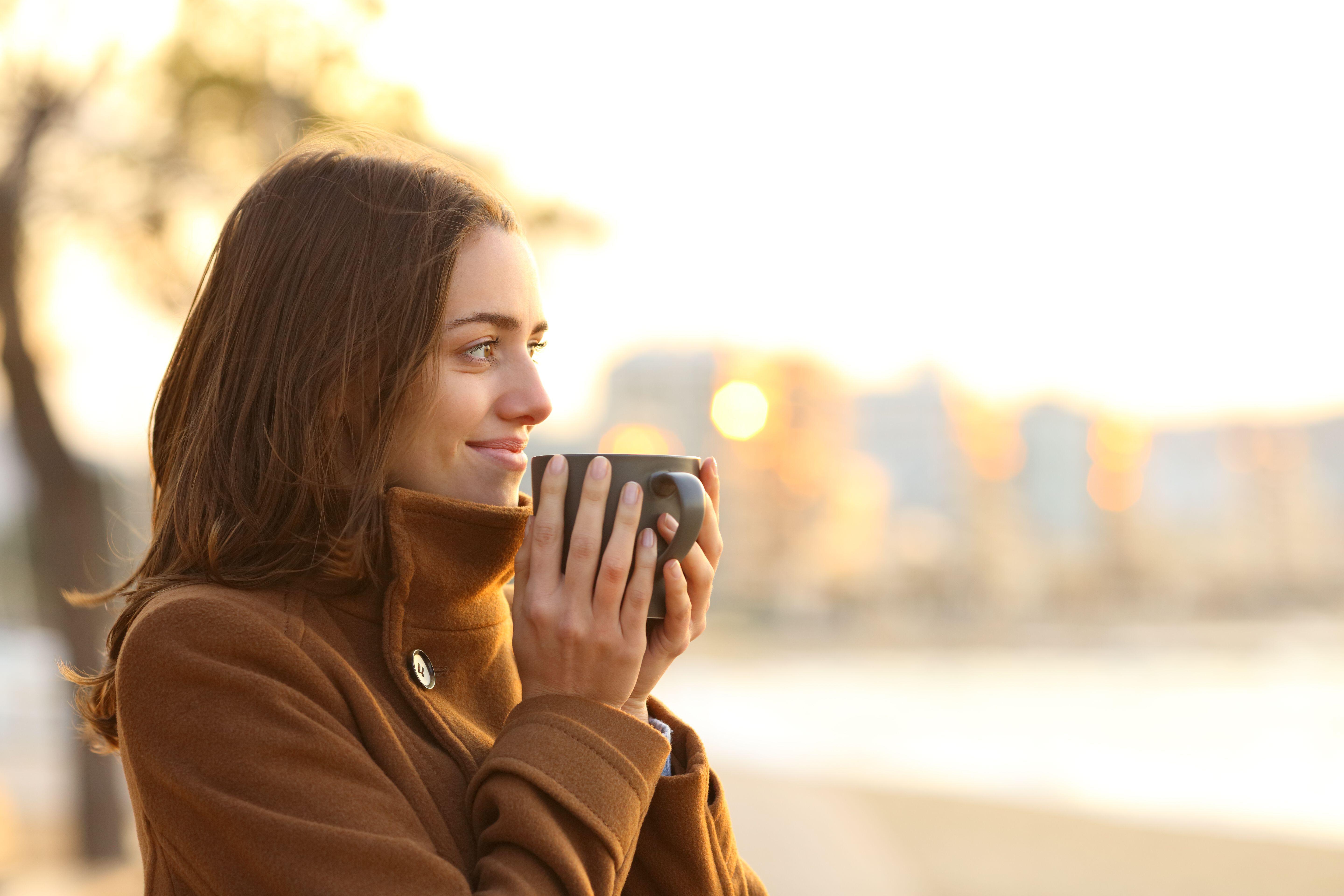 Una mujer disfrutando de su café de la mañana