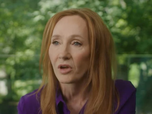 <p>Rowling suele enfrentar reacciones negativas por su postura con relación a las mujeres trans </p>