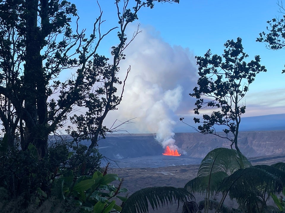 Fuentes de lava en el cráter Kīlauea captadas desde Kūpinaʻi Pali, en el Parque Nacional de los Volcanes de Hawái, el lunes. Aumentan los riesgos para los visitantes durante las erupciones volcánicas