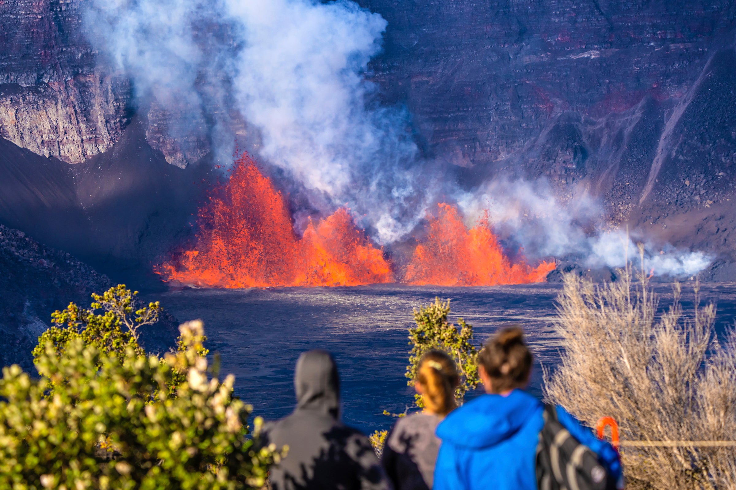 Varias personas presenciaron el lunes la erupción del volcán Kilauea, en Hawái. Aunque está en pausa, los responsables del parque han emitido una advertencia a los visitantes tras un incidente que estuvo a punto de convertirse en una tragedia cerca del volcán