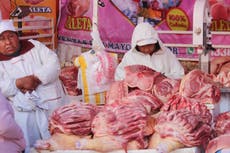 El lechón al horno de Año Nuevo pasa a segundo plato por el alza de precios de diciembre en Bolivia