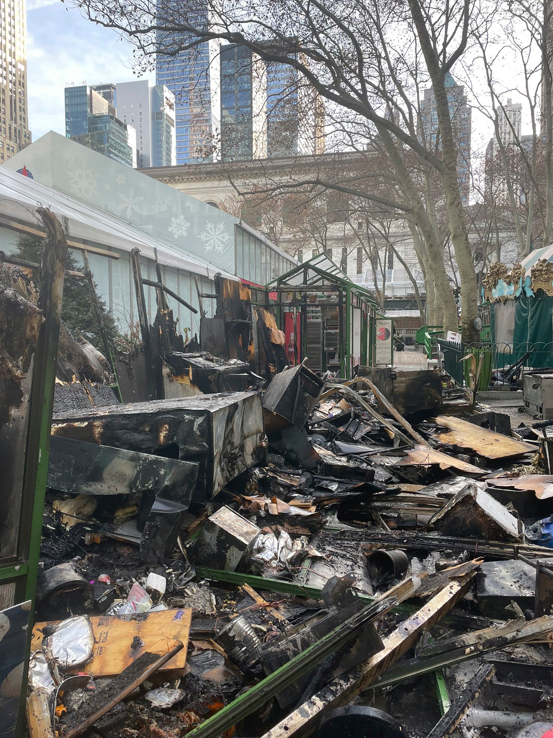 NY-MERCADO NAVIDEÑO-INCENDIO