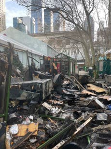 Incendio arrasa con una sección de popular mercado navideño en Manhattan; no hay heridos