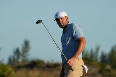 Scottie Scheffler se lesiona la mano con un vidrio y se retira del arranque del PGA Tour en Hawái