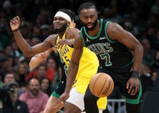 Jaylen Brown anota 44 puntos, récord de temporada, y los Celtics superan 142-105 a los Pacers