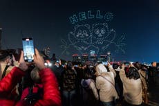 Pandas en el cielo: Hong Kong realiza espectáculo de drones pirotécnicos