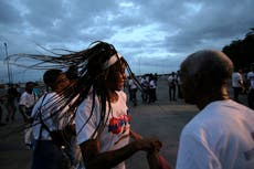 Cientos de cubanos despiden un difícil 2024 bailando frente al malecón de La Habana