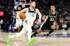 DiVincenzo anota 26 y lidera a los Timberwolves en victoria 112-110 sobre Spurs