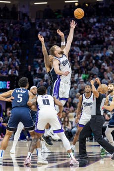 Kings vencen a Mavericks 110-100 en el debut de Christie como entrenador interino