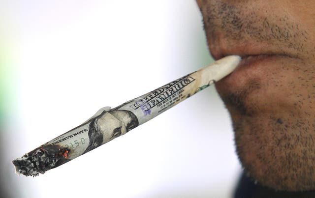 <p>Una persona fuma un cigarrillo de marihuana durante la primera edición de la Cannabis Cup</p>