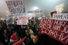 Miles convierten celebración de Año Nuevo en protesta antigubernamental en Serbia