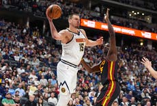 Jokic logra triple-doble y los Nuggets vencen 139-120 a los Hawks