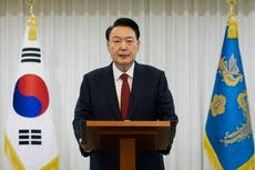 El apartado presidente surcoreano envía un mensaje desafiante mientras autoridades valoran detenerlo
