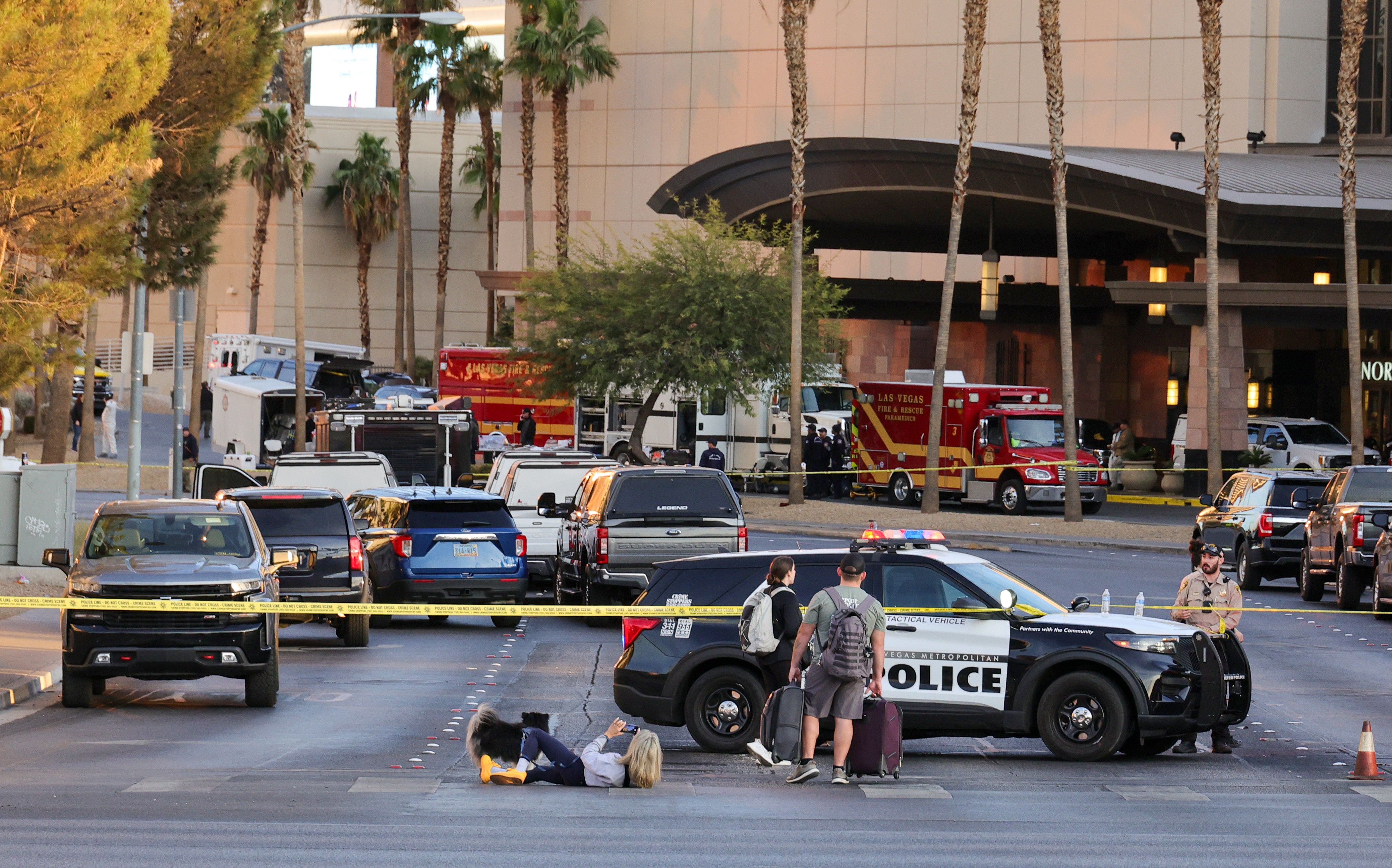 El Departamento de Policía Metropolitana de Las Vegas rodea el Trump International Hotel