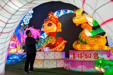 AP Fotos: Un taller de linternas en China prepara adorables serpientes para el Año Nuevo Lunar