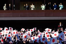 El emperador japonés y su familia saludan a una multitud que acude a palacio por Año Nuevo