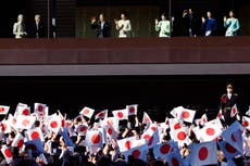 El emperador japonés y su familia saludan a una multitud que acude a palacio por Año Nuevo