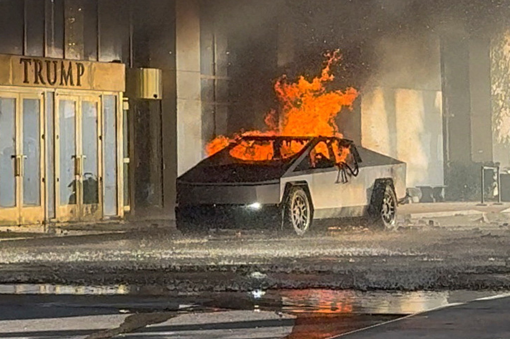 Las llamas se elevan desde un Cybertruck de Tesla después de que explotara fuera del Trump International Hotel Las Vegas, en Las Vegas, Nevada, el 1 de enero de 2025