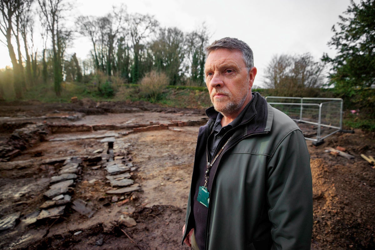 Malachy Conway, arqueólogo empleado por la NT (Fundación Nacional para Lugares de Interés Histórico o Belleza Natural), realizó un importante descubrimiento en un yacimiento arqueológico situado en los terrenos de Castle Ward, en Irlanda del Norte, Reino Unido