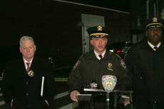 Diez heridos y cuatro sospechosos prófugos tras un tiroteo frente a discoteca en Queens, Nueva York