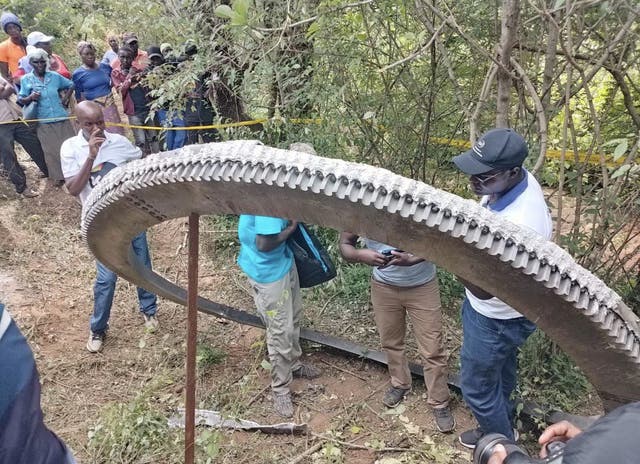 <p>Encuentran un misterioso anillo metálico en Kenia que podría ser basura espacial</p>
