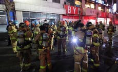 Surcorea: Bomberos combaten incendio en edificio comercial en Seongnam