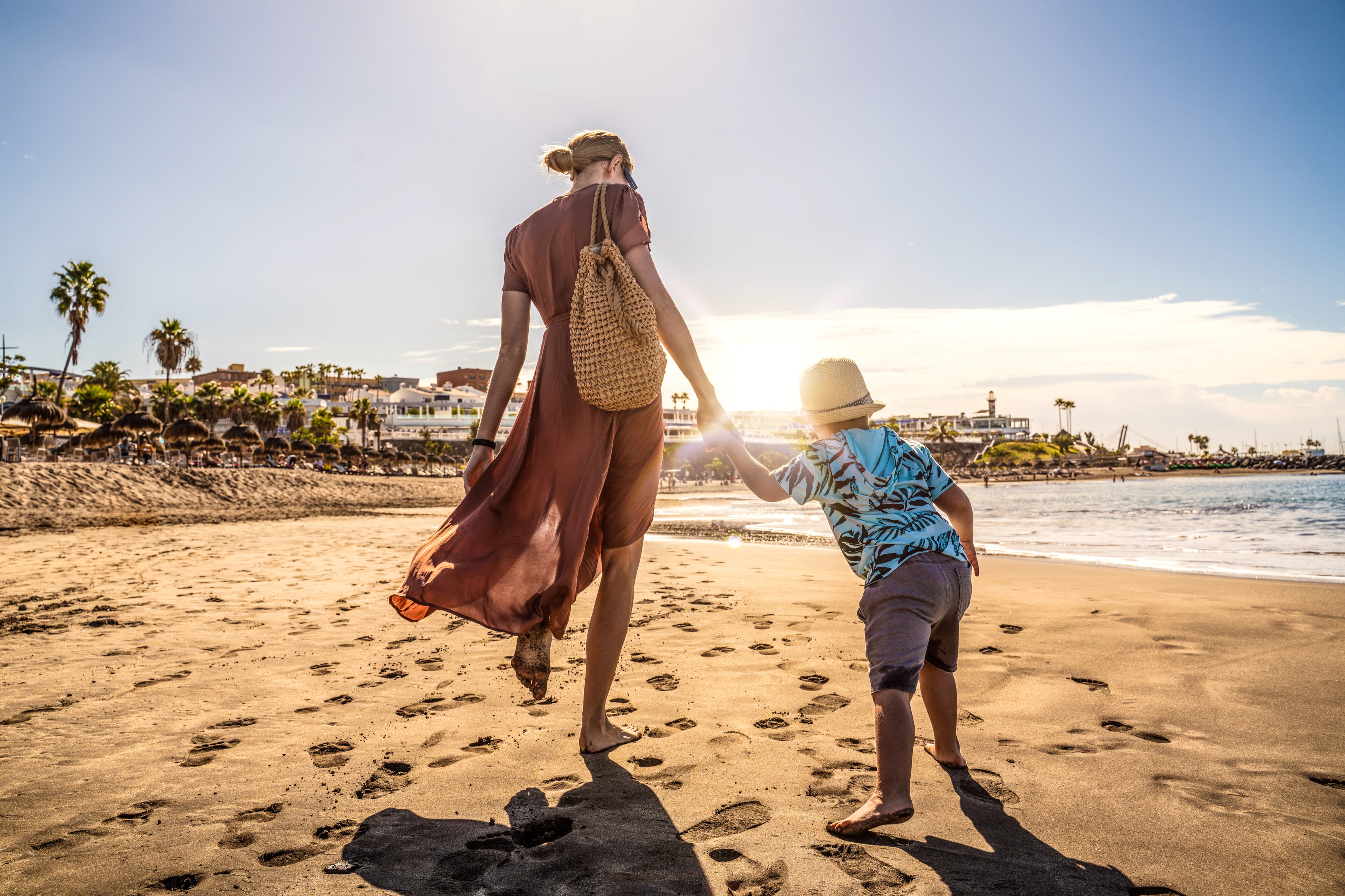 madre e hijo en la playa