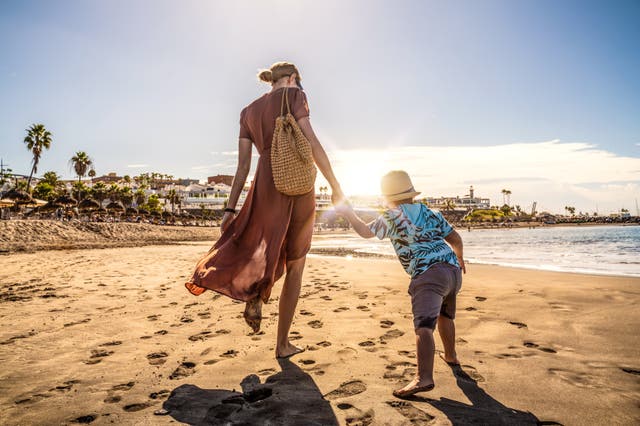 <p>madre e hijo en la playa</p>