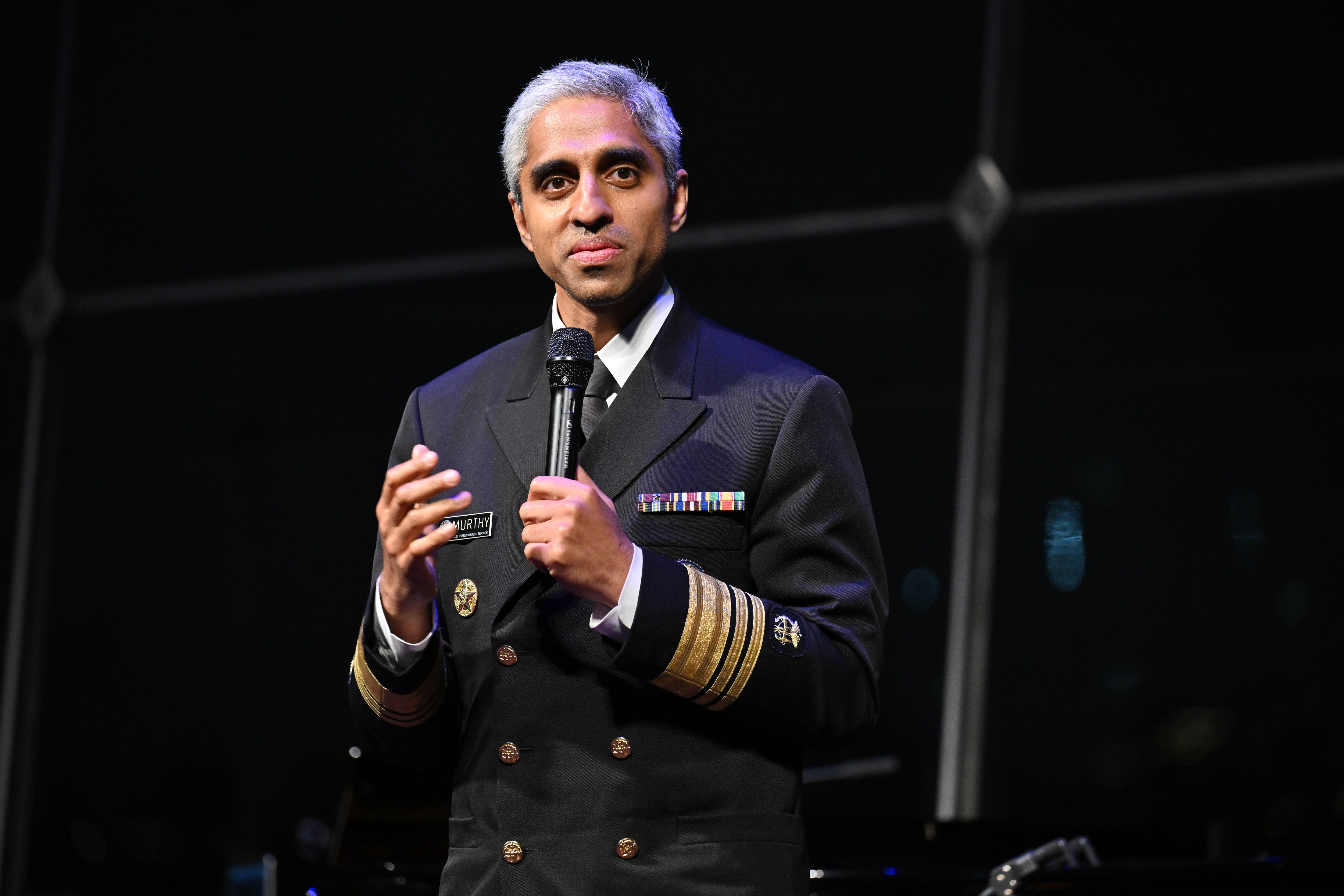 El Dr. Vivek Murthy, director general de Salud Pública de EE. UU., participó en el concierto benéfico Find Your Light en apoyo a la educación artística, celebrado en Nueva York el pasado octubre. Durante el evento, Murthy destacó que reducir el consumo de alcohol es clave para disminuir el riesgo de cáncer